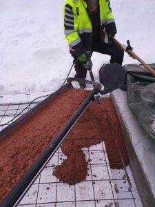 Gjutformen fylls med betong